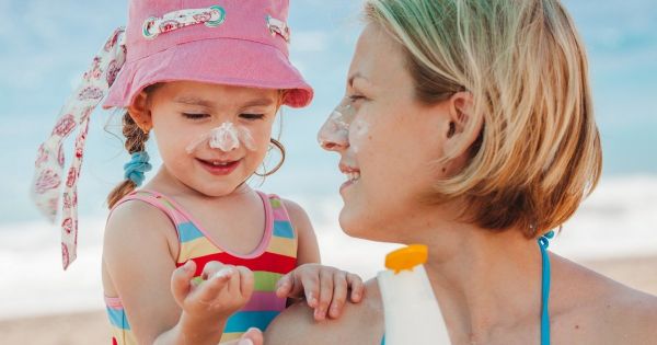 Ces endroits où il ne faut absolument pas acheter sa crème solaire