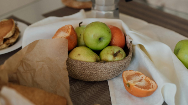 Adieu les moucherons : ils ne rôderont plus autour de votre corbeille à fruits grâce à cette astuce infaillible