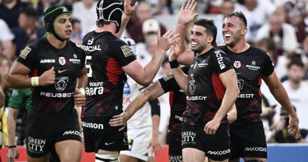 Top 14 : au bout du suspense, le Stade toulousain défait encore l'UBB pour s'offrir un troisième titre d'affilée