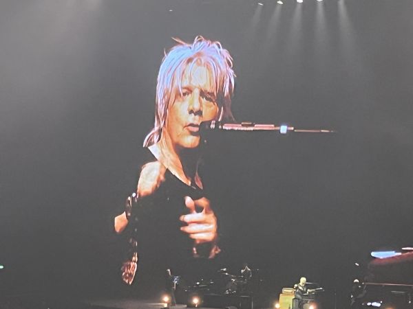 Indochine Arena Tour à l’AccorArena 21 juin  :  un concert monumental, entre futurisme pop et mémoire collective ! !