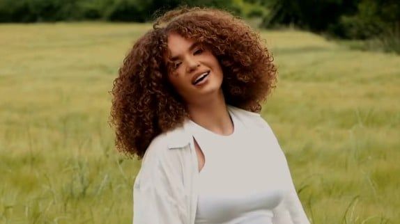 "Ça n'a pas été facile" : finaliste de la "Star Academy", Léa repart à zéro avec sa nouvelle chanson