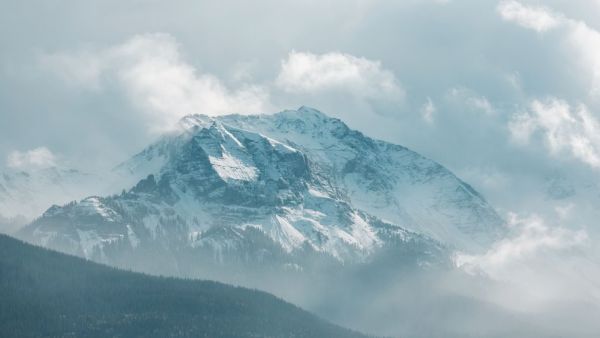 Il aurait perdu l'équilibre : un alpiniste de 60 ans chute brutalement dans un couloir enneigé et se tue