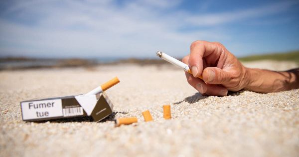 Fumer à la plage, au parc, sous un Abribus ou près des écoles interdit dès ce dimanche