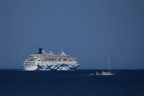 Cannes limite les paquebots géants dans sa baie à un seul navire de croisière par jour dès 2026