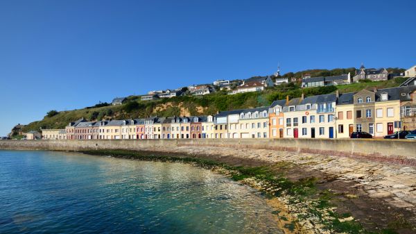 Stéphanie le Quellec : "Me réveiller avec pour seul bruit le chant du coq, allumer le feu dans la cheminée et préparer le café pour la famille...", sa maison de campagne située dans le [...]