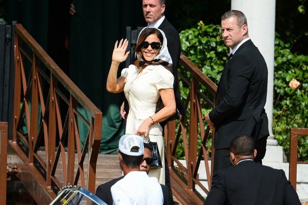 Mariage de Jeff Bezos et Lauren Sanchez : des boutons jusqu'au cou, elle fait dans la dentelle dans sa surprenante robe de mariée