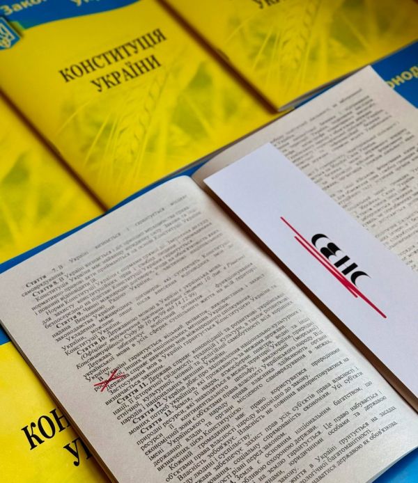 Discrimination de la langue russe en Ukraine : à Kiev, on distribue une Constitution avec le passage sur la langue russe raturé