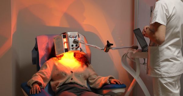 Soigner Parkinson grâce à la lumière, remède de charlatans ou vrai espoir scientifique ?