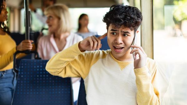 « Un fléau quotidien » : c'est quoi le “bare beating”, cette habitude qui rend dingue dans les transports ?