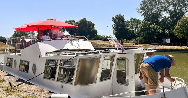 Clamerey. À la découverte du canal de Bourgogne : une croisière sur le bateau Elza