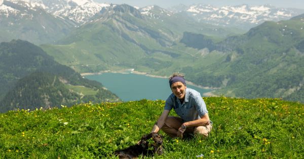 Savoie. « Ça aurait pu être dramatique » : l'écrivain Cédric Sapin-Defour et son chien attaqués par des patous