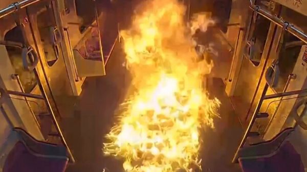 Incendie criminel : les images impressionnantes d'un homme mettant le feu dans une rame de métro bondée à Séoul