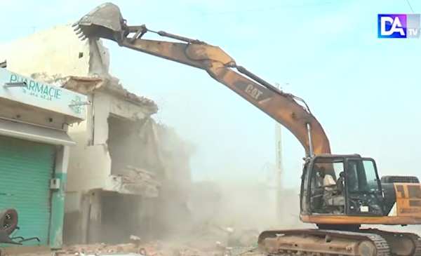 TOUBA- Le 1er bâtiment  menaçant ruine ciblé a été détruit par des bulldozers sous les ordres du préfet de Mbacké