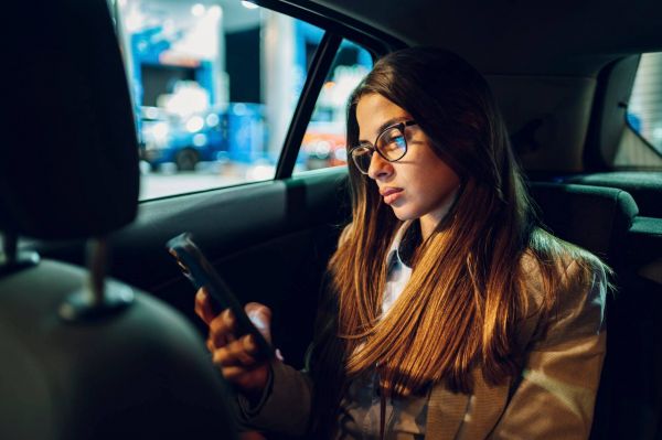 "Me retrouver dans un endroit confiné avec un homme, ça ne me plaît pas": l'entreprise de transport Bolt propose des véhicules de tourisme avec chauffeur dédiés aux femmes