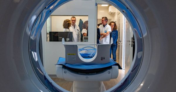 «Toucher des gens qui sont en dehors des circuits de soins» : en Auvergne-Rhône-Alpes, un scanner mobile pour les oubliés du système de santé