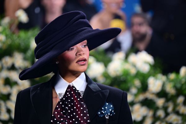 Rihanna (37 ans) sublime avec son baby bump dans un look masculin/féminin, elle illumine le premier défilé Dior homme de Jonathan Anderson