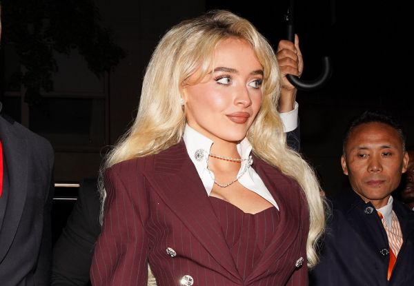 Taille de guêpe, nouvelle coiffure et veste ultra chic, Sabrina Carpenter hypnotise la Fashion Week homme de Paris
