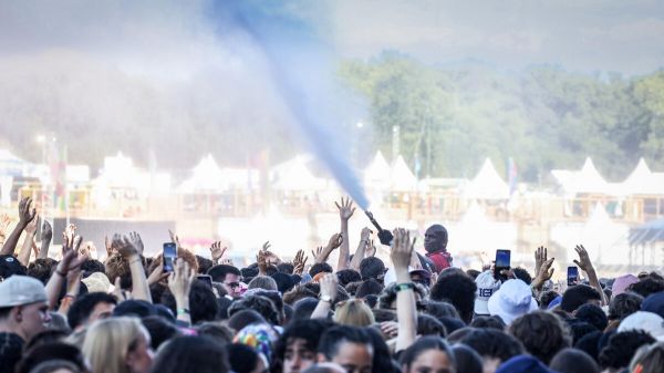 Dix-neuf chaînes en or dans les poches d'un voleur au festival Solidays à l'hippodrome Paris-Longchamp