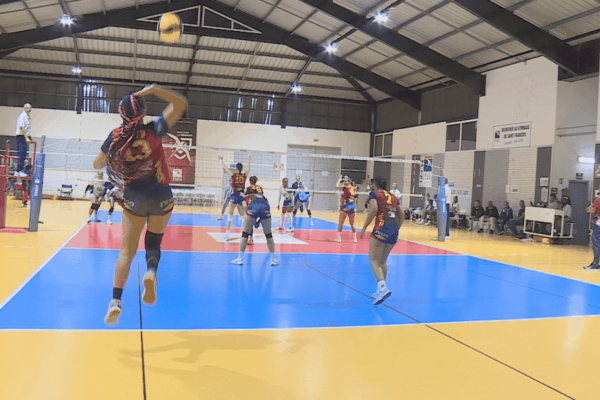 Volley-Ball : En finales aller du championnat, le Saint-Denis Olympique prend la main chez les filles.