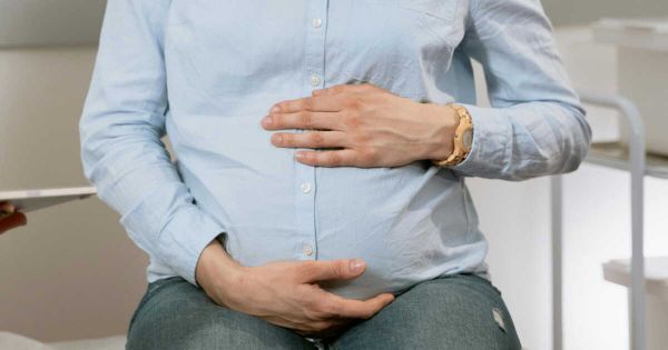 Une femme se prétend enceinte et simule un malaise pour cambrioler le domicile d'inconnus avec ses complices