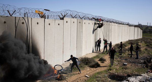 « J'ai perdu mes deux jambes » : des Palestiniens escaladent le mur de séparation pour avoir une chance de travailler