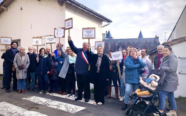 Carte scolaire : des représentants d'élus largement absents, les décisions reportées