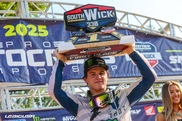 Haiden Deegan met les voiles dans le sable