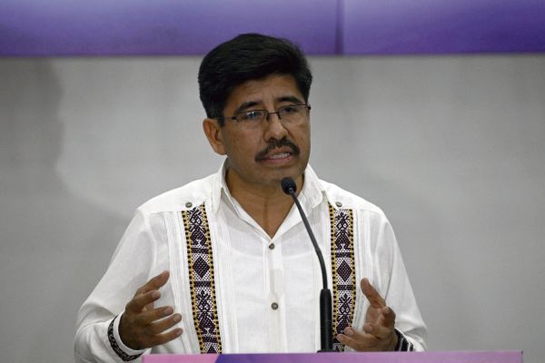 Mexique : le président de la cour suprême Hugo Aguilar troque la toge noire pour le vêtement traditionnel