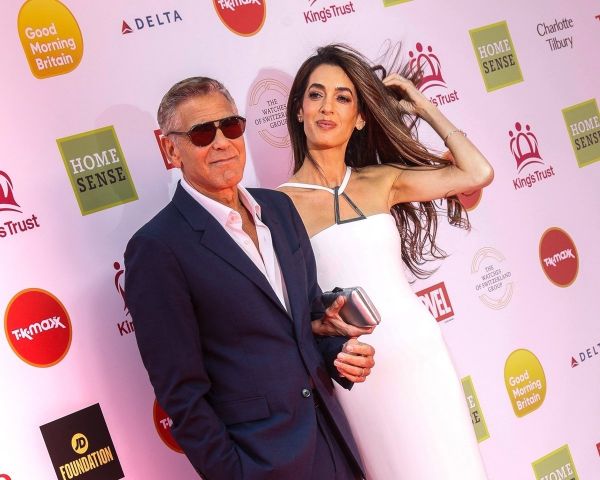 Amal Clooney divine : elle éclipse son mari sur le tapis rouge dans une robe fendue blanche d'une marque récente