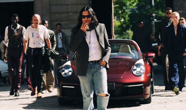 Vue à la Fashion Week homme de Paris, cette tendance seventies branchée et sophistiquée s'impose encore et toujours cet été