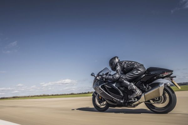 Il y a 30 ans, un pacte japonais limitait la vitesse des motos à 300 km/h. Puis la Suzuki Hayabusa a tout explosé à près de 450 km/h