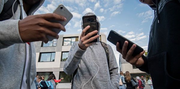 L'éditorial: Fini les téléphones à l'école!