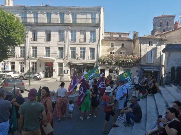 « Le plus grand scandale sanitaire de France » : à Angoulême, une cinquantaine de militants écologistes manifestent contre la loi Duplomb pour l'agriculture