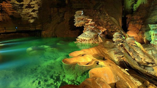 Plongez dans les 5 grottes les plus magiques du Lot : émerveillement garanti