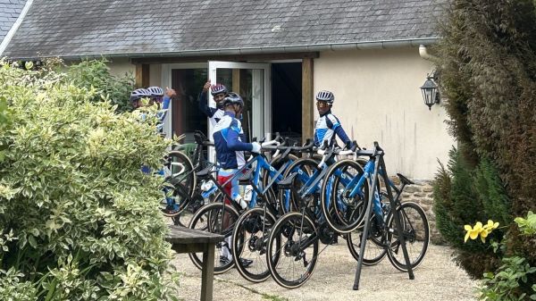 "En étant sur le vélo, je me sens libre" : avant les prochains Mondiaux au Rwanda, des espoirs africains s'entraînent en Bretagne