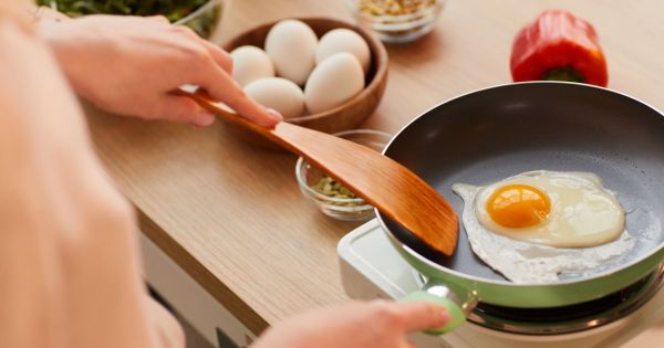 Pourquoi vos œufs au plat collent toujours à la poêle (même avec de l'huile) ?