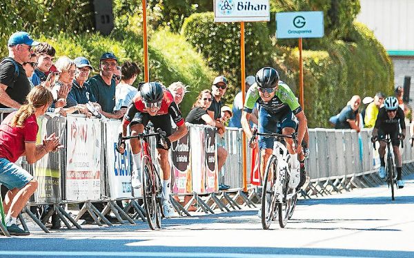 Ronde Finistérienne à Kernouës : le jeune Loan Roué, qui « est allé dans toutes les échappées », s'impose à la photo-finish