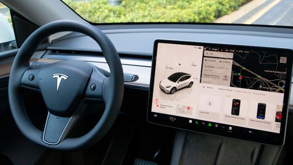 Actualité : Une Tesla Model Y roule toute seule jusqu'à la maison de son acheteur, une première pour la conduite autonome