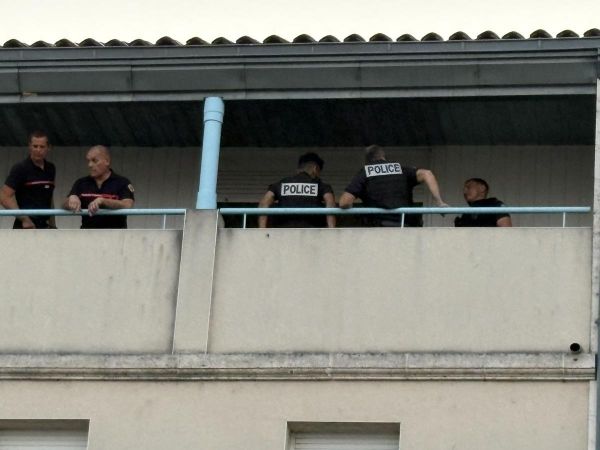 Un homme veut sauter du troisième étage, place des Halles à Angoulême