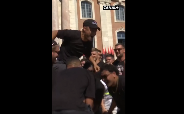 VIDEO – La chute de Naoto Saito lors des célébrations du Stade Toulousain !