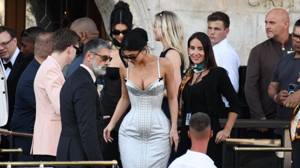 Kylie Jenner sensuelle en robe corset bleu argenté, elle envoûte Venise au mariage de Jeff Bezos et Lauren Sánchez