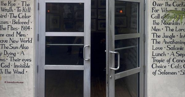 Sur leurs frontons, le mot «resist», par Julia Malye, écrivaine