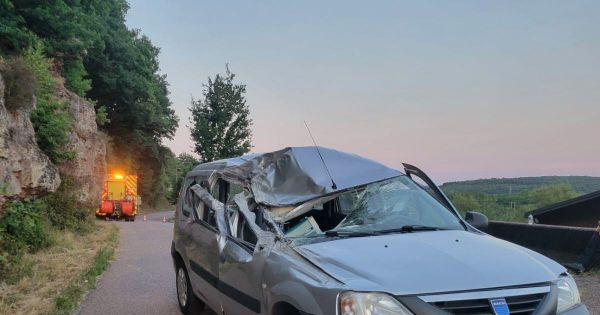 Vosges. Archettes : ébloui par le soleil, il percute l'enrochement du bas-côté