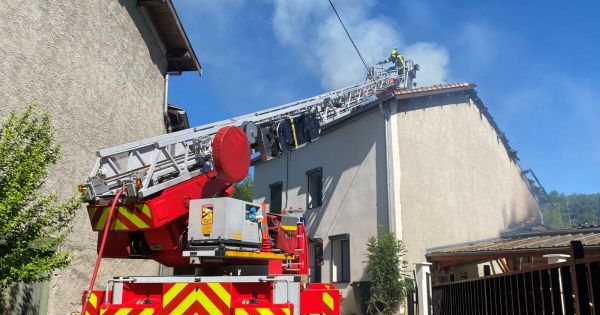 Isère. Feu dans une maison aux Éparres : un pompier gravement blessé en secourant le fils qui dormait, la famille relogée