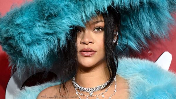 Chemise ouverte sur son ventre bien rond, Rihanna (37 ans) se dévoile dans une mini-jupe sensuelle avec à ses bras, son petit garçon Riot