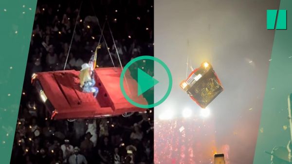 En concert à Houston, Beyoncé suspendue dans les airs évite la chute de peu
