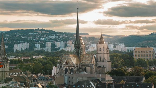 Remportez votre passeport de l'été en Bourgogne et grimpez au sommet de la Tour Philippe le Bon qui offre une vue à 360°