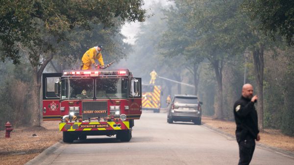 "Une attaque directe odieuse": au moins deux pompiers tuées par "des tirs de sniper" aux États-Unis
