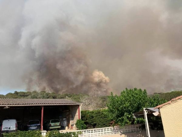 D'importants incendies se déclarent dans l'Aude: l'autoroute A61 coupée, un camping et une abbaye évacués