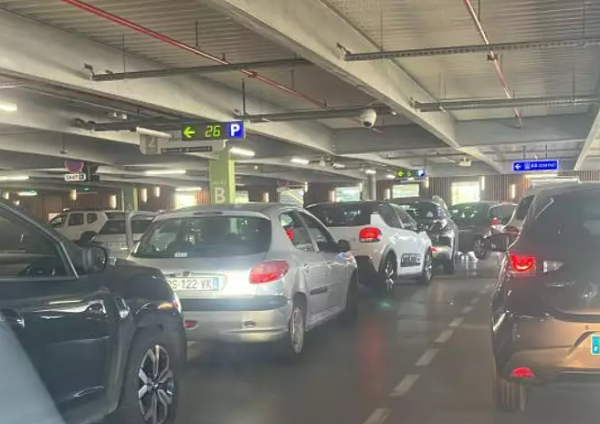 "Un vrai piège à rats, honteux": des bouchons monstres de 4h ce dimanche soir à Cap 3.000 provoquent la colère des clients